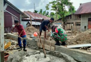 Babinsa Koramil 01/SM Bantu Pembuatan Pondasi Rumah Warga Wujud Kepedulian Dan Kepekaan