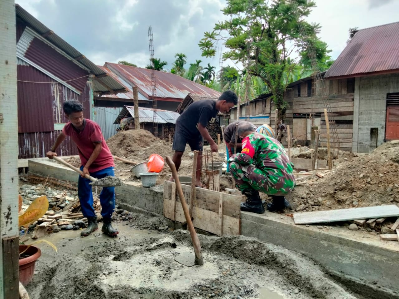 Babinsa Koramil 01/SM Bantu Pembuatan Pondasi Rumah Warga Wujud Kepedulian Dan Kepekaan