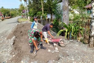 Babinsa Koramil 01/SM Bantu Warga Angkat Pasir Di Desa Binaanya