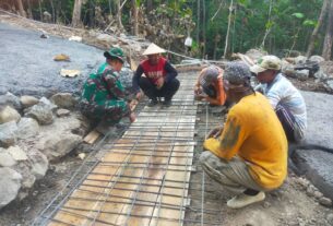 Babinsa Koramil 11 Polokarto Bantu Warga Desa Rejosari Cor Jalan