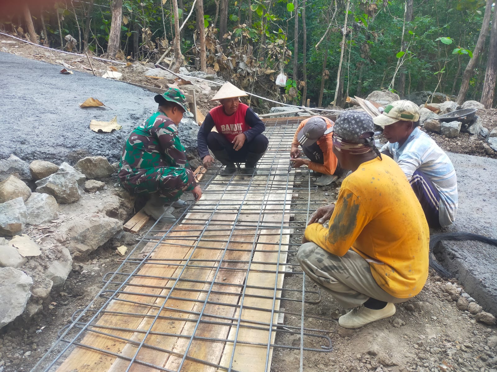 Babinsa Koramil 11 Polokarto Bantu Warga Desa Rejosari Cor Jalan