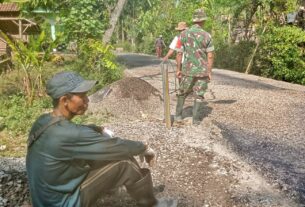 Babinsa Koramil Nogosari Ikut Kerja Bakti Pengaspalan Jalan