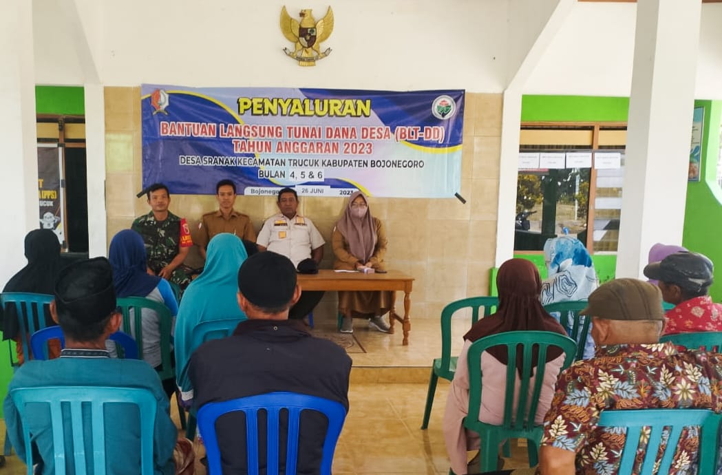 Babinsa Koramil Trucuk Bojonegoro Kawal penyaluran BLT-DD Tahap II