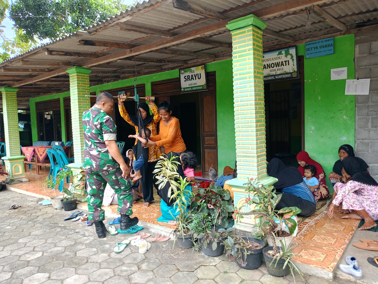 Babinsa Ngadiroyo Dampingi Pelaksanaan Posyandu Balita Dan Lansia