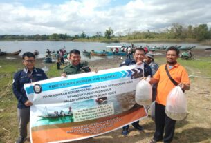 Babinsa Sumberejo Ikuti Restocking Ikan Di Waduk Gajah Mungkur