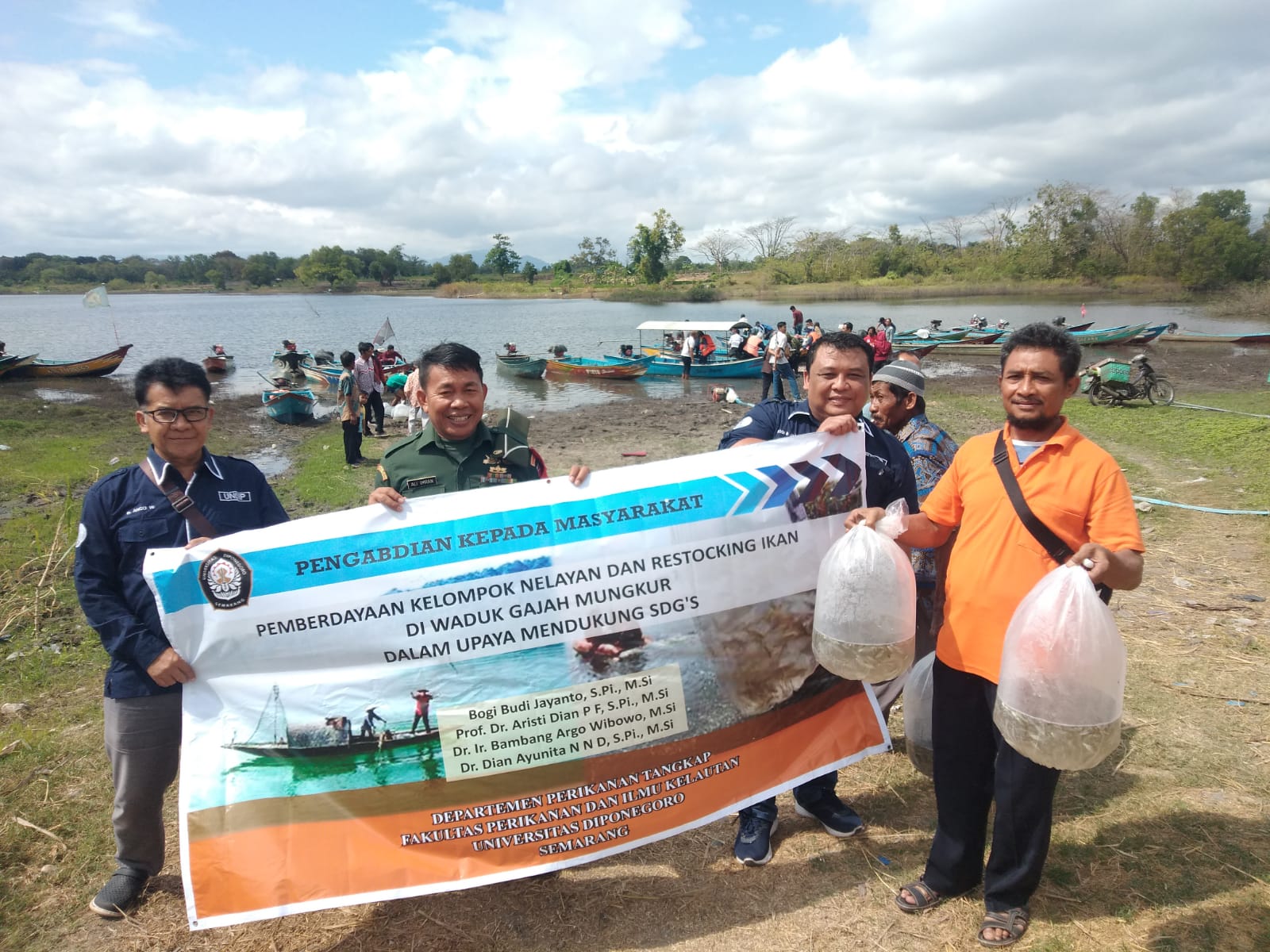 Babinsa Sumberejo Ikuti Restocking Ikan Di Waduk Gajah Mungkur