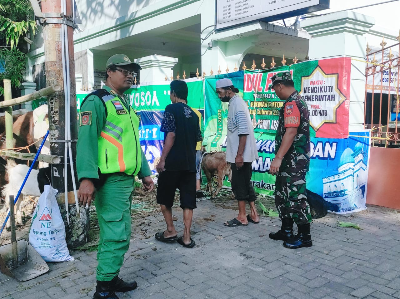 Babinsa bersama Masyarakat melaksanakan penyembelihan hewan qurban