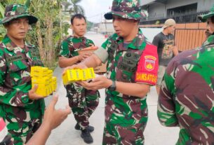 Bersama Warga, Anggota Satgas TMMD Reguler Ke-116  Kodim 0735/Surakarta Bersihkan Lingkungan di Lokasi TMMD