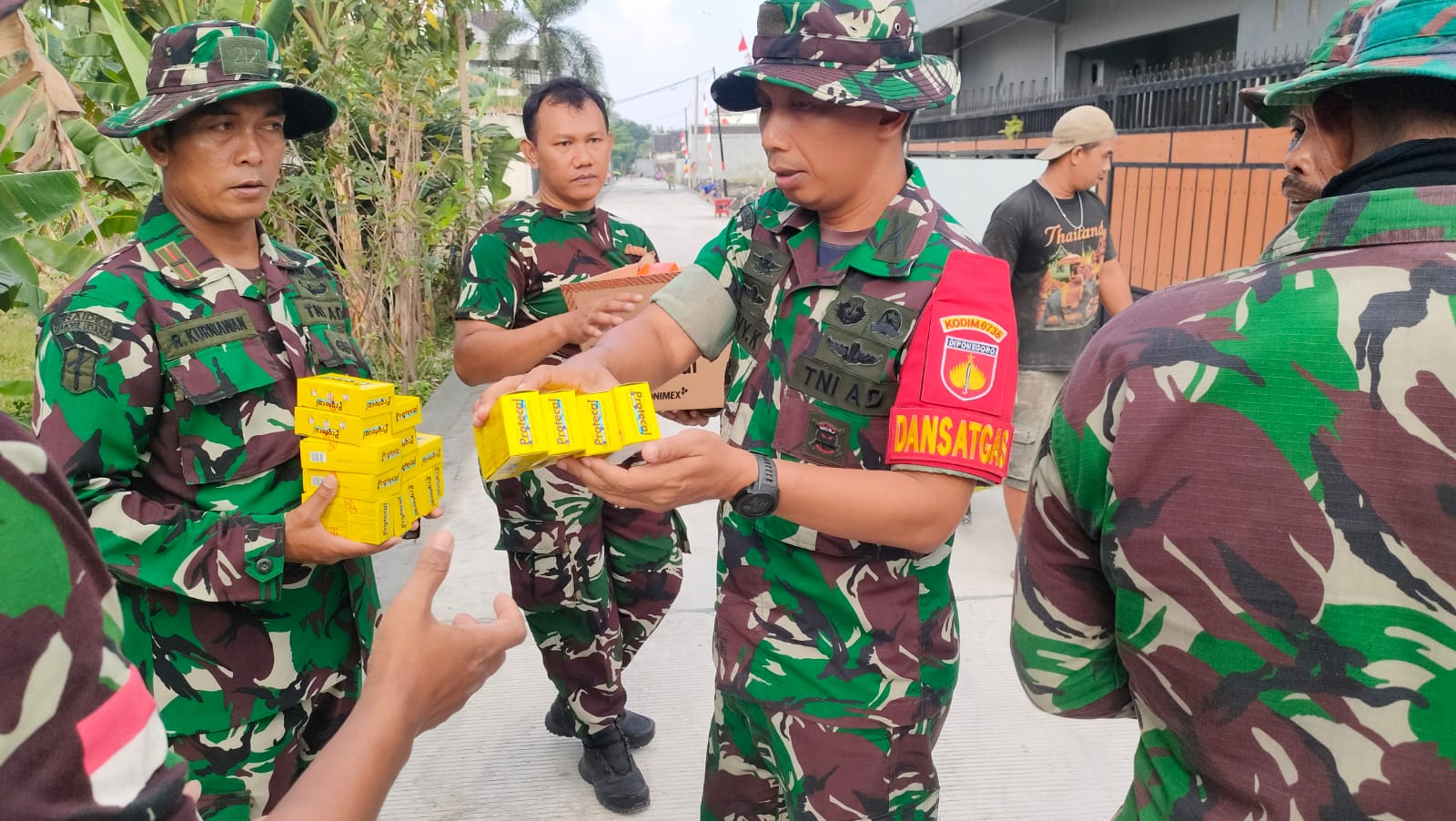 Bersama Warga, Anggota Satgas TMMD Reguler Ke-116  Kodim 0735/Surakarta Bersihkan Lingkungan di Lokasi TMMD