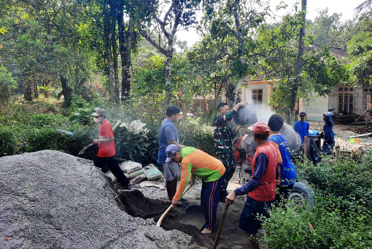 Berat Sama Dipikul, Ringan Sama Dijinjing Begitu Semboyan Karya Bakti TNI Dan Warga Rejosari