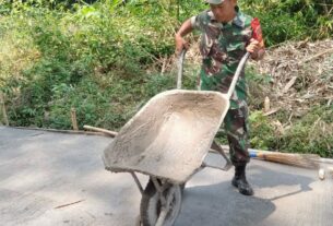 Berikan Motivasi ke Warga, Babinsa Turut Kerja Bakti Pengecoran Jalan