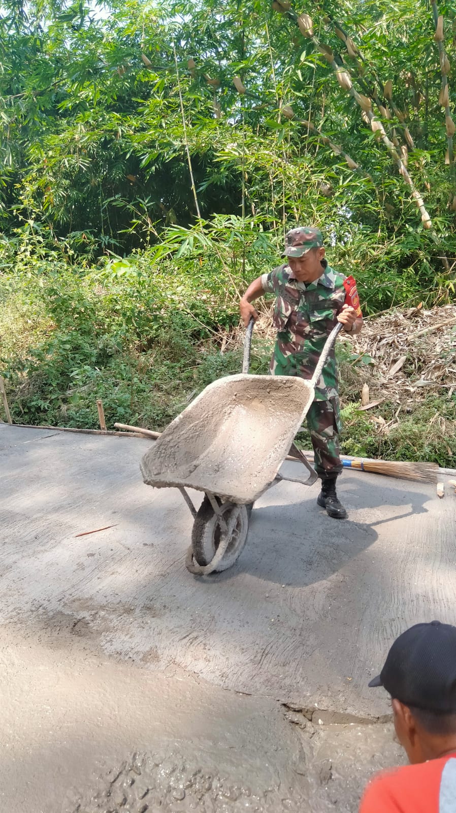 Berikan Motivasi ke Warga, Babinsa Turut Kerja Bakti Pengecoran Jalan