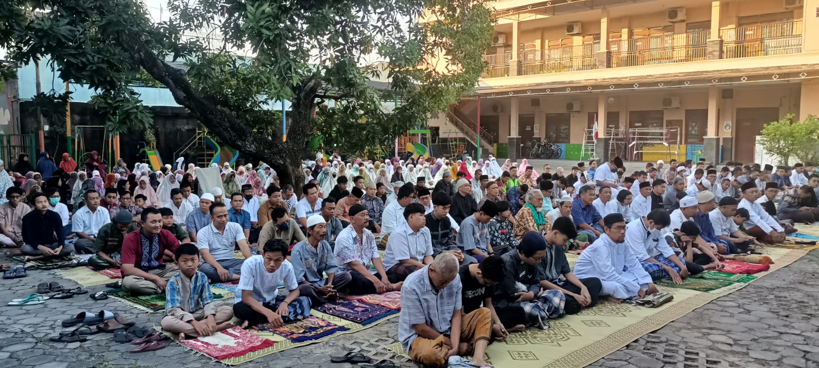 Bersama Bhabinkamtibmas, Babinsa Kepatihan Kulon Amankan jalannya Sholat Idul Adha 1444 H Th 2023
