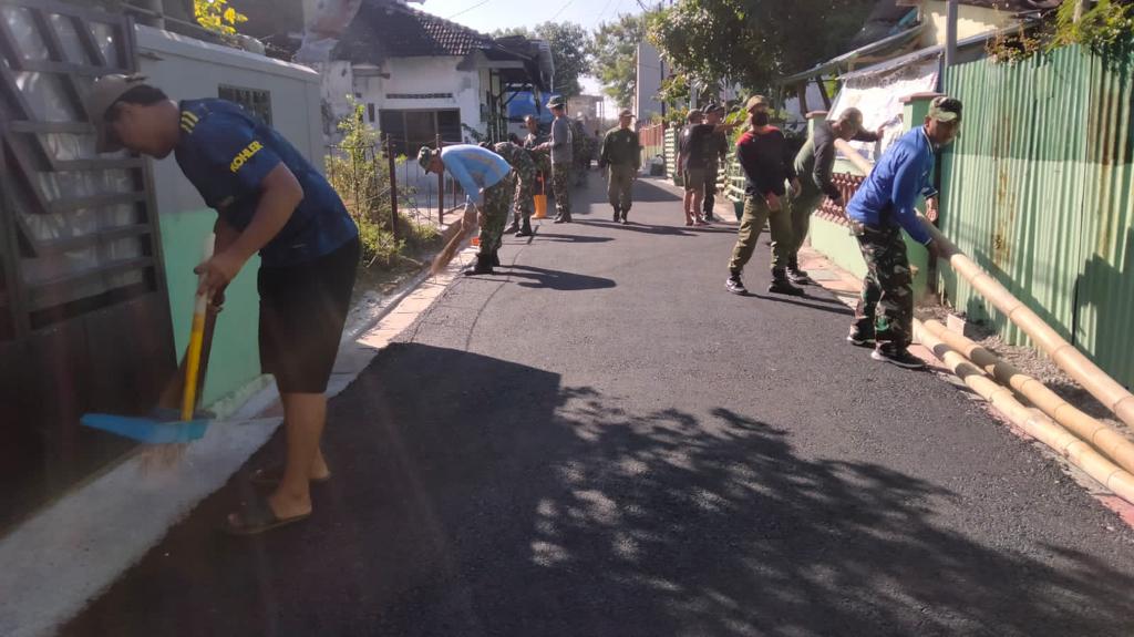 Bersama Rakyat, Koramil 04/Jebres Gotong Royong Dalam Karya Bakti Daerah Tahap VI Di Wilayah Kelurahan Pucangsawit