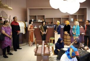 Buka Mini Exhibition Tapis di Legian Bali, Riana Sari Arinal Makin Yakin Tapis Lampung “Naik Kelas”