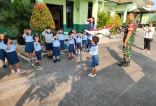 Cara Tersendiri Babinsa Danukusuman Dalam Menanamkan Rasa Cinta Tanah Air Sejak Usia Dini