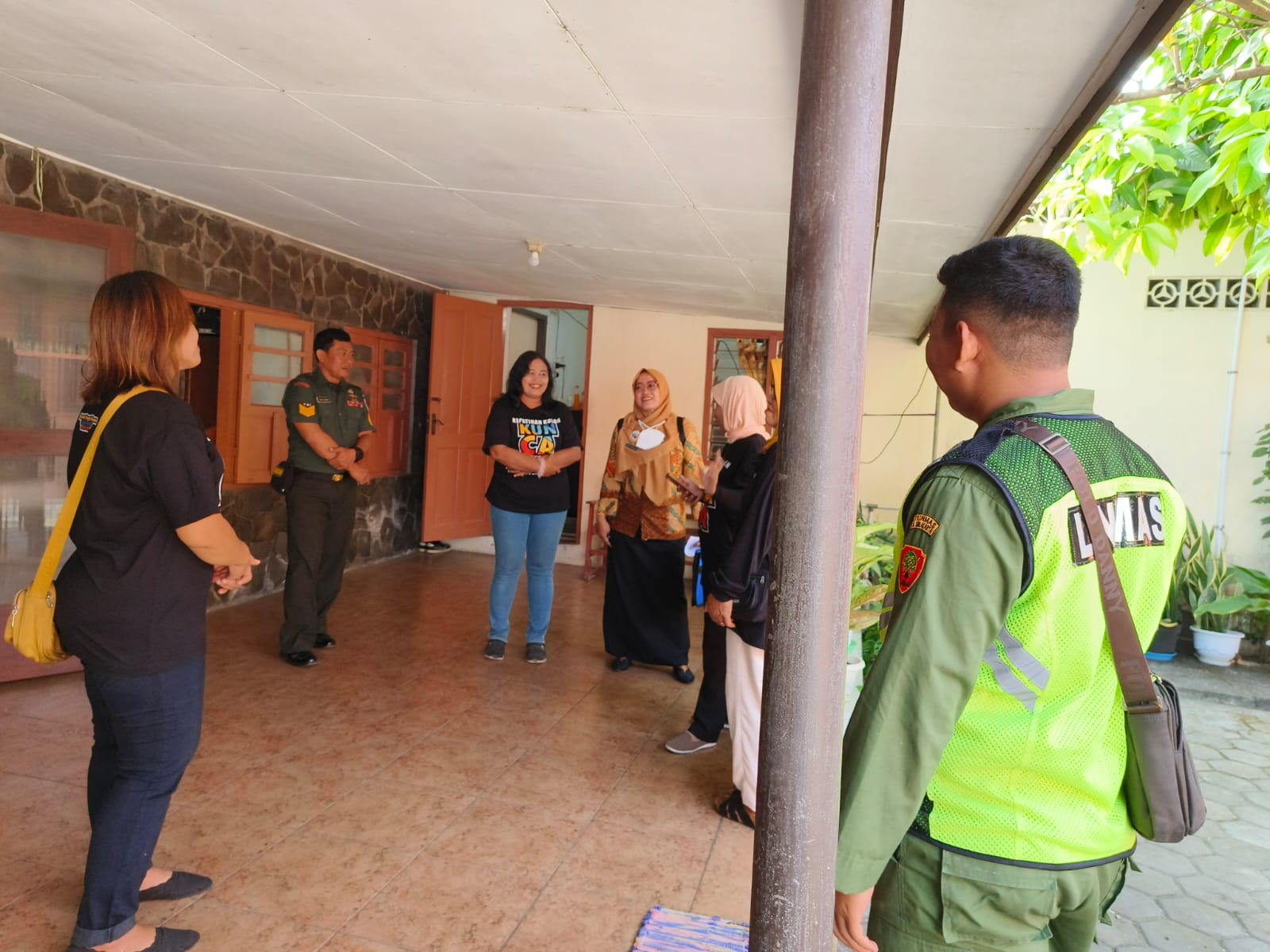 Cegah Demam Berdarah, Babinsa Kepatihan Kulon Dampingi Tim Jumantik Cek Jentik Nyamuk