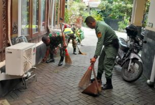 Ciptakan Lingkungan Bersih, Babinsa Bersama Linmas Kelurahan Bumi Laksanakan Kerja Bakti