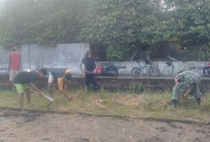 Ciptakan Lingkungan Bersih Babinsa Kerja Bakti Pembersihan Lingkungan