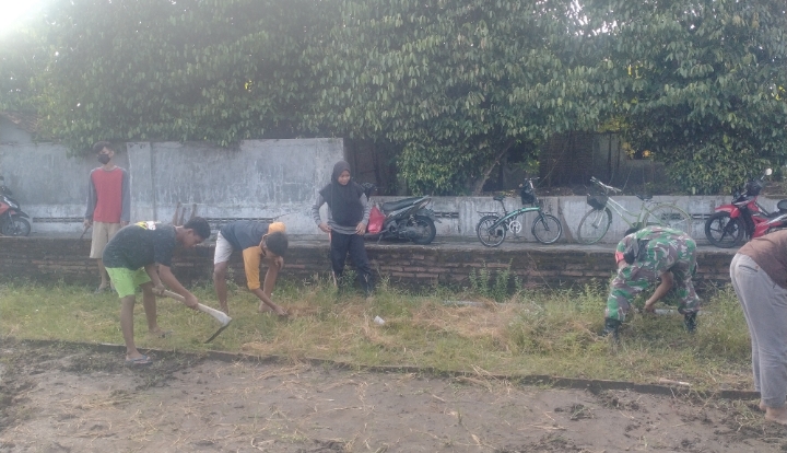 Ciptakan Lingkungan Bersih Babinsa Kerja Bakti Pembersihan Lingkungan