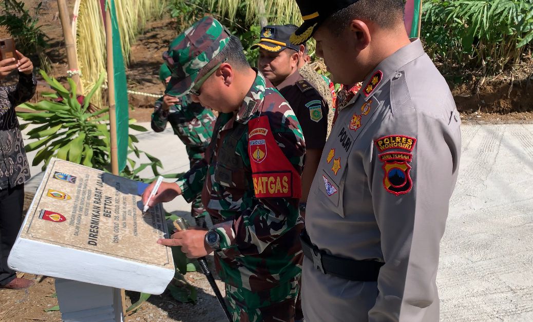 Dandim Bersama Forkopimda Gunting Pita Di Lokasi, Tandakan Program TMMD Desa Golo Berakhir