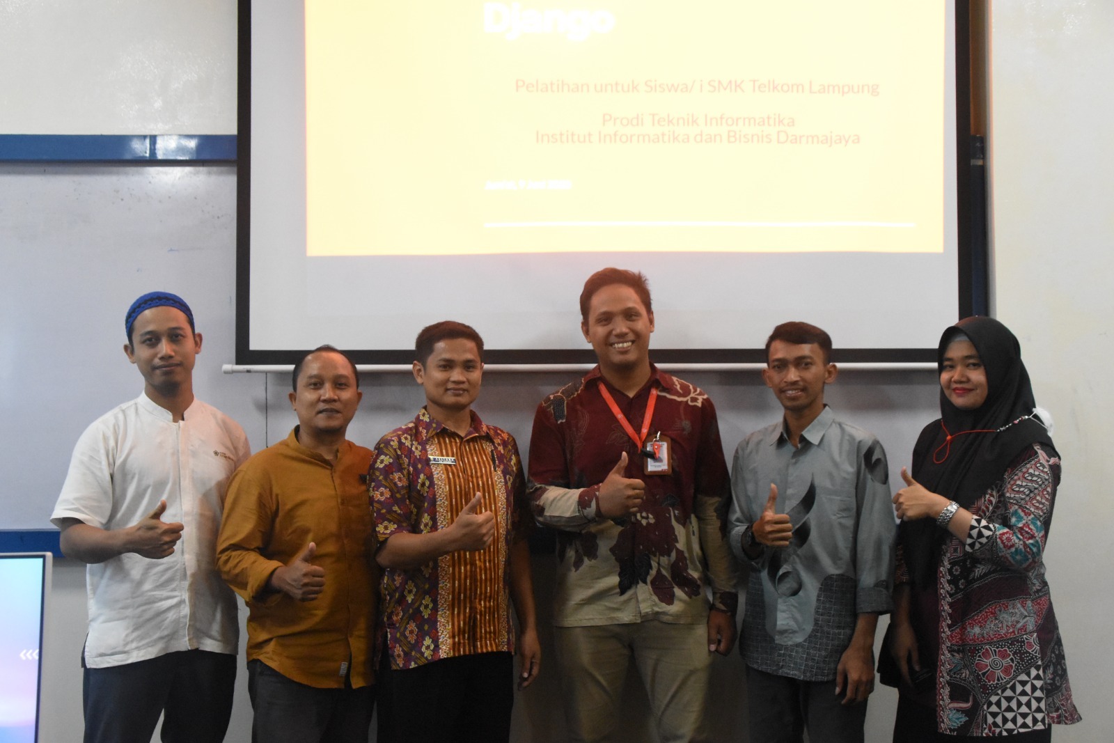 Dosen Prodi Teknik Informatika Darmajaya Kenalkan Platform Django kepada Pelajar SMK Telkom Lampung