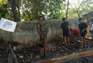 Gandeng Karangtaruna, Babinsa Kelurahan Karangasem Gotong Royong Bangun Pos Ronda