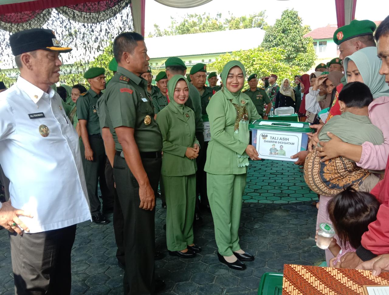 Danrem 043/Gatam Berikan Bantuan kepada Anak Stunting di Kabupaten Waykanan