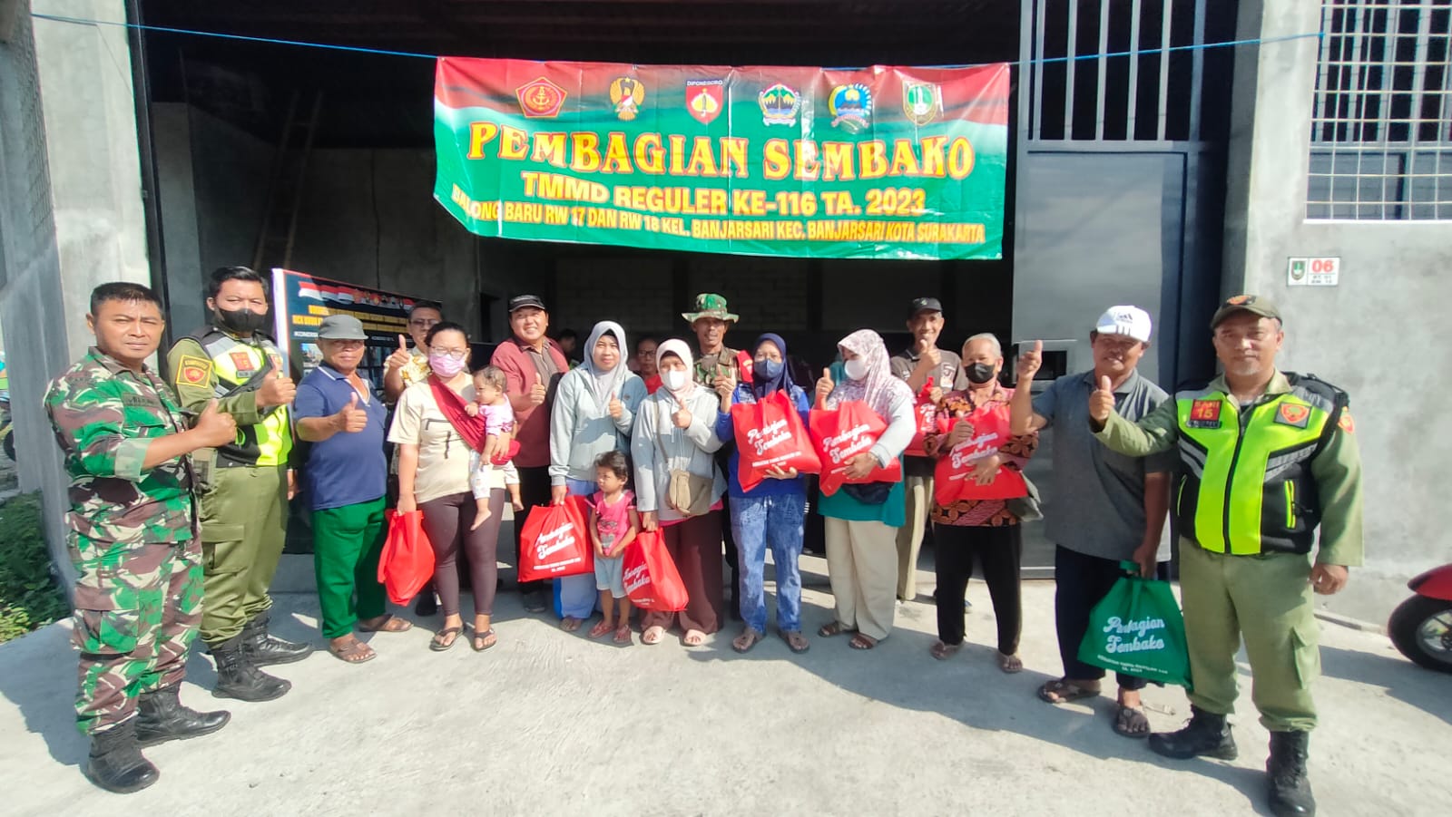 Gelar Baksos, Satgas TMMD Reguler Ke-116 Kodim 0735/Surakarta Bagikan Paket Sembako Kepada Warga