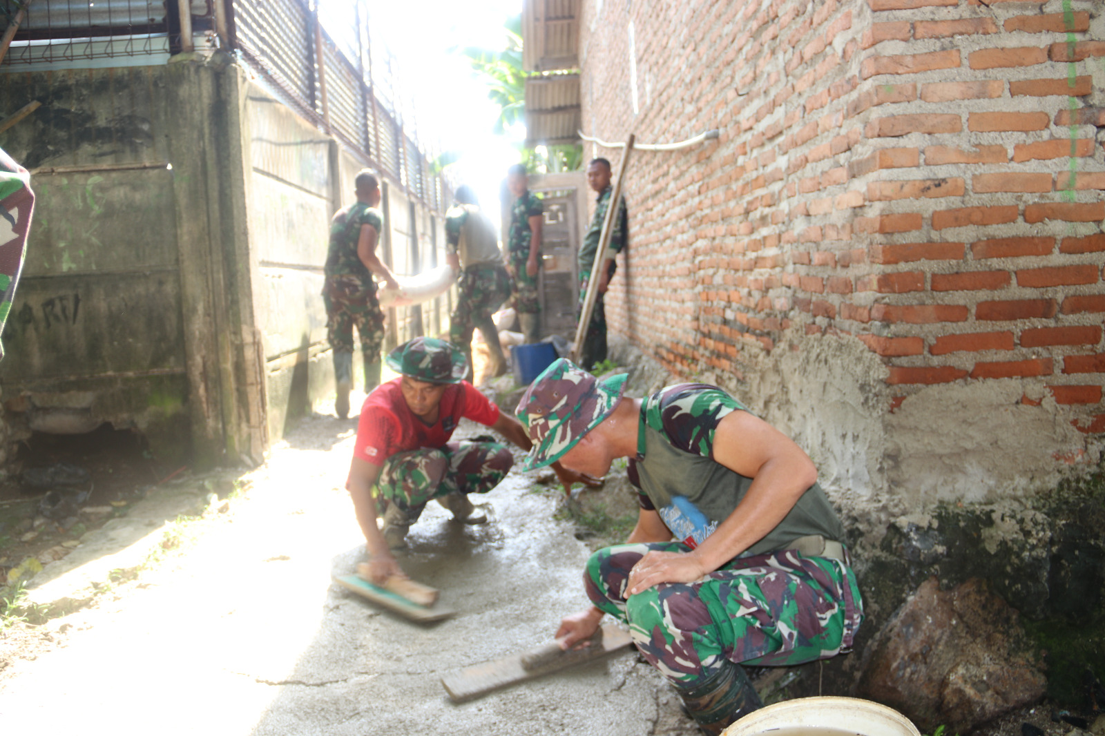 Gotong-Royong Bersama Warga Satgas TMMD Laksanakan Rabat Beton di Areal Kampung Baru III