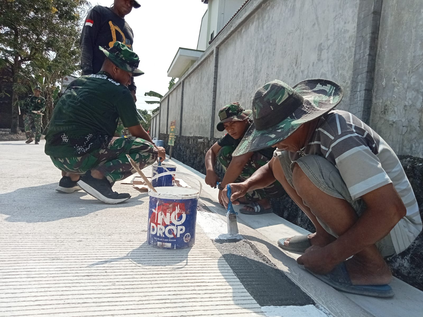 Guyub Rukun, Satgas TMMD Reguler Ke-116 Kodim 0735/Surakarta Laksanakan Pengecatan Lis Jalan