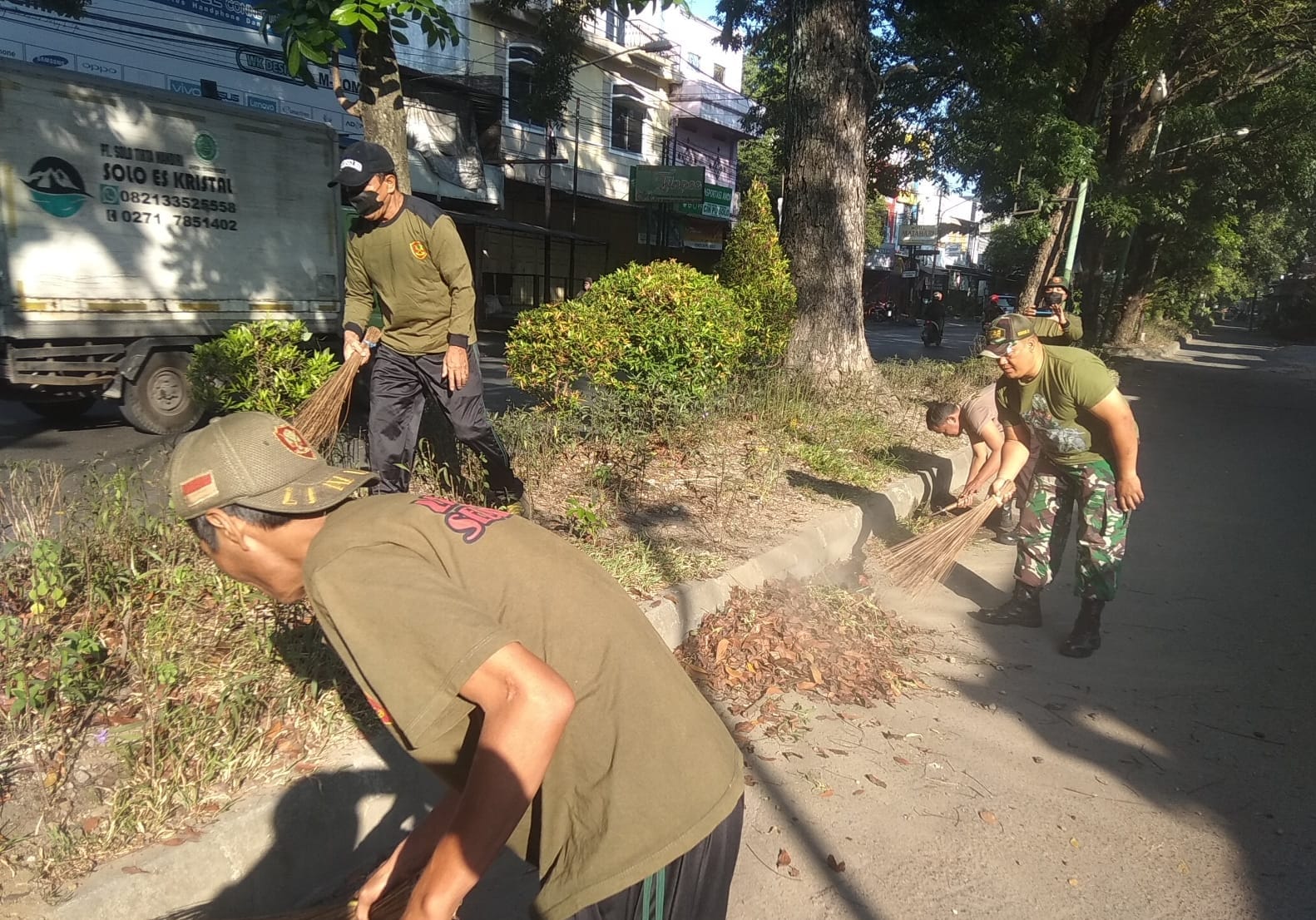 Hidupkan Semangat Gotong Royong, Babinsa Kelurahan kemlayan Bersama Bhabinkamtibmas Laksanakan Kerja Bakti