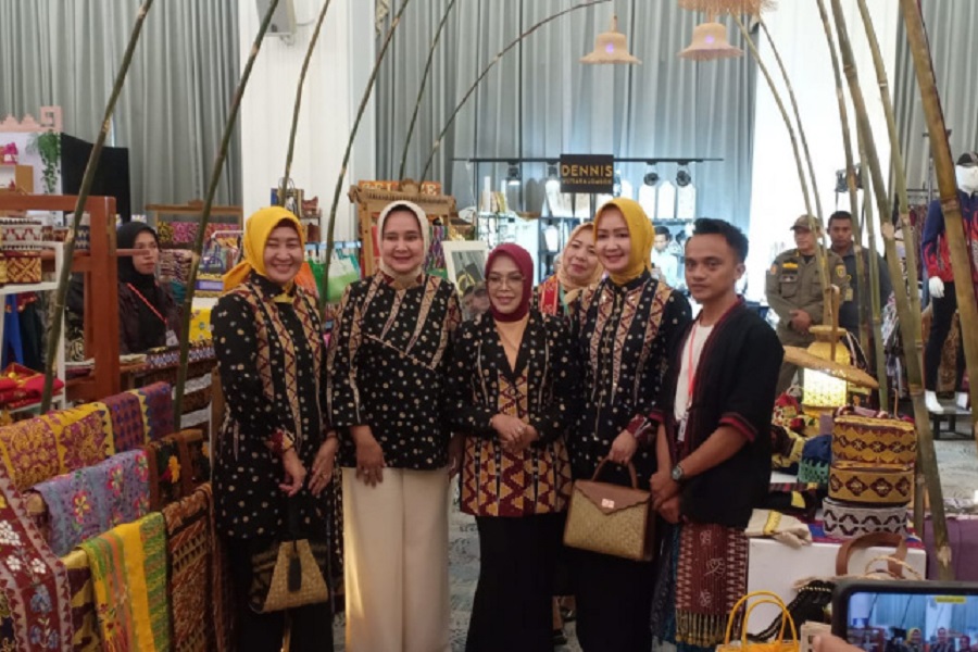 Dra. Lilik Umi Nasriyah Abdul Halim Kunjungi Lampung Craft 2023