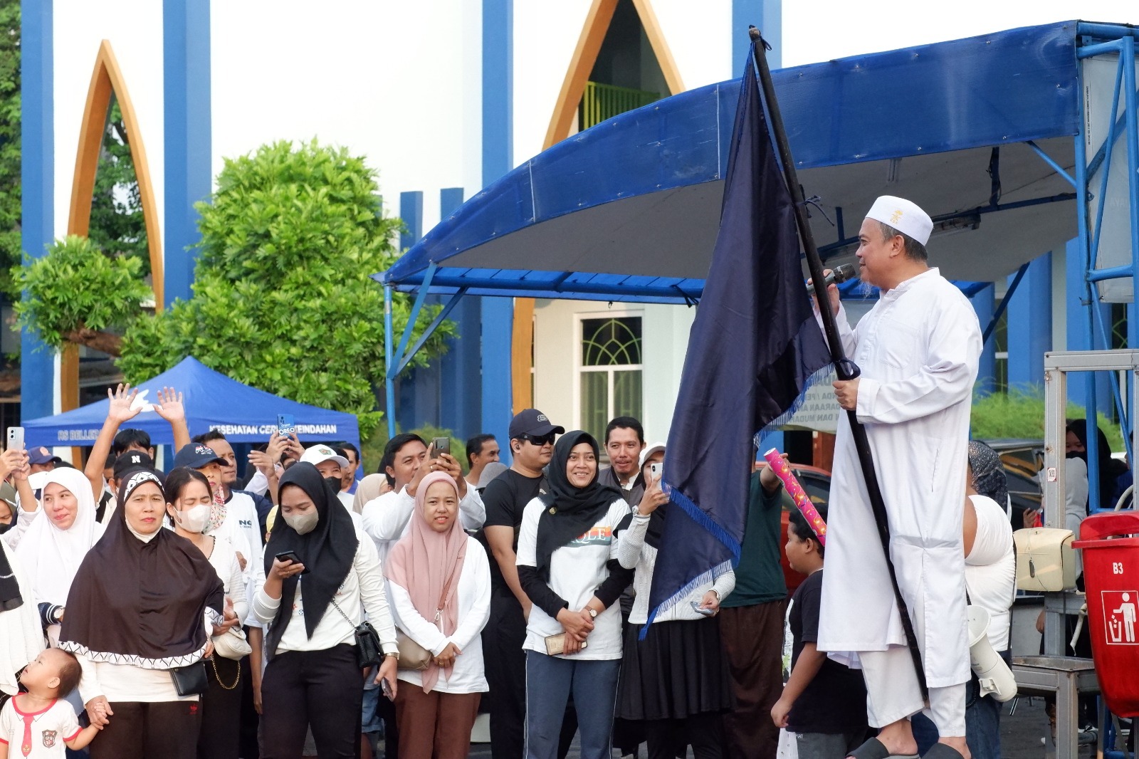 Jalan Sehat dan Khitanan Massal Dies Natalis ke-26 IIB Darmajaya Berjalan Sukses