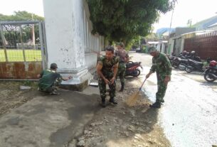 Jelang Penutupan TMMD Reguler Ke-116 Kodim 0735/Surakarta, Anggota Satgas Bersama Warga Bersihkan Lapangan