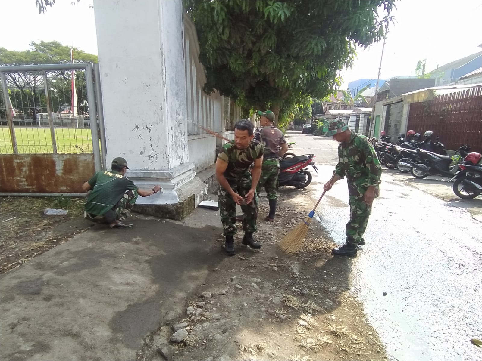 Jelang Penutupan TMMD Reguler Ke-116 Kodim 0735/Surakarta, Anggota Satgas Bersama Warga Bersihkan Lapangan