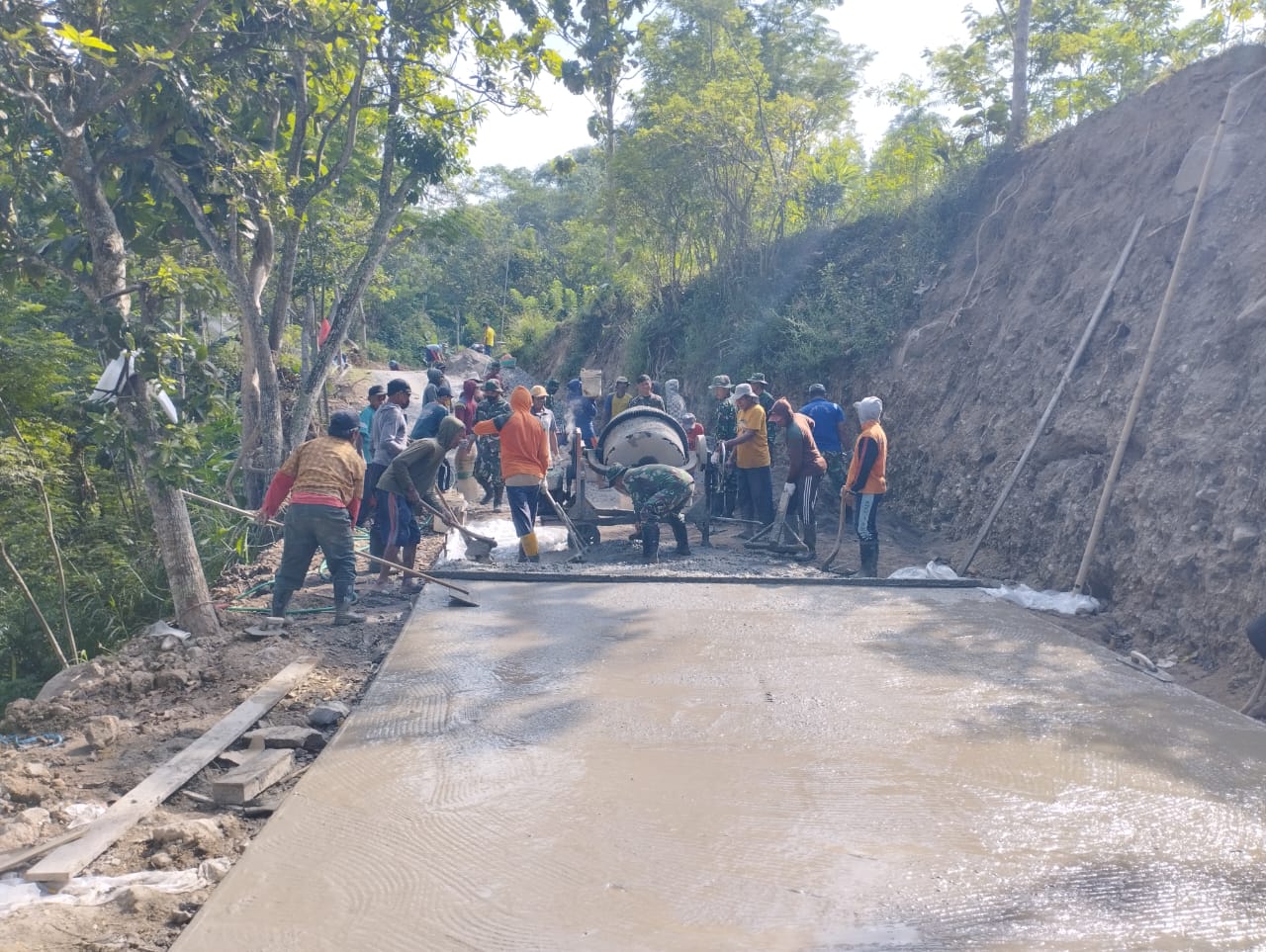 Jelang Penutupan, TNI Dan Warga Kebut Sasaran Fisik TMMD Di Desa Golo