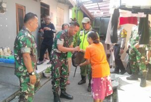 Jum'at Berkah, Dandim Solo Door To Door Bagikan Sembako ke Warga Kratonan.