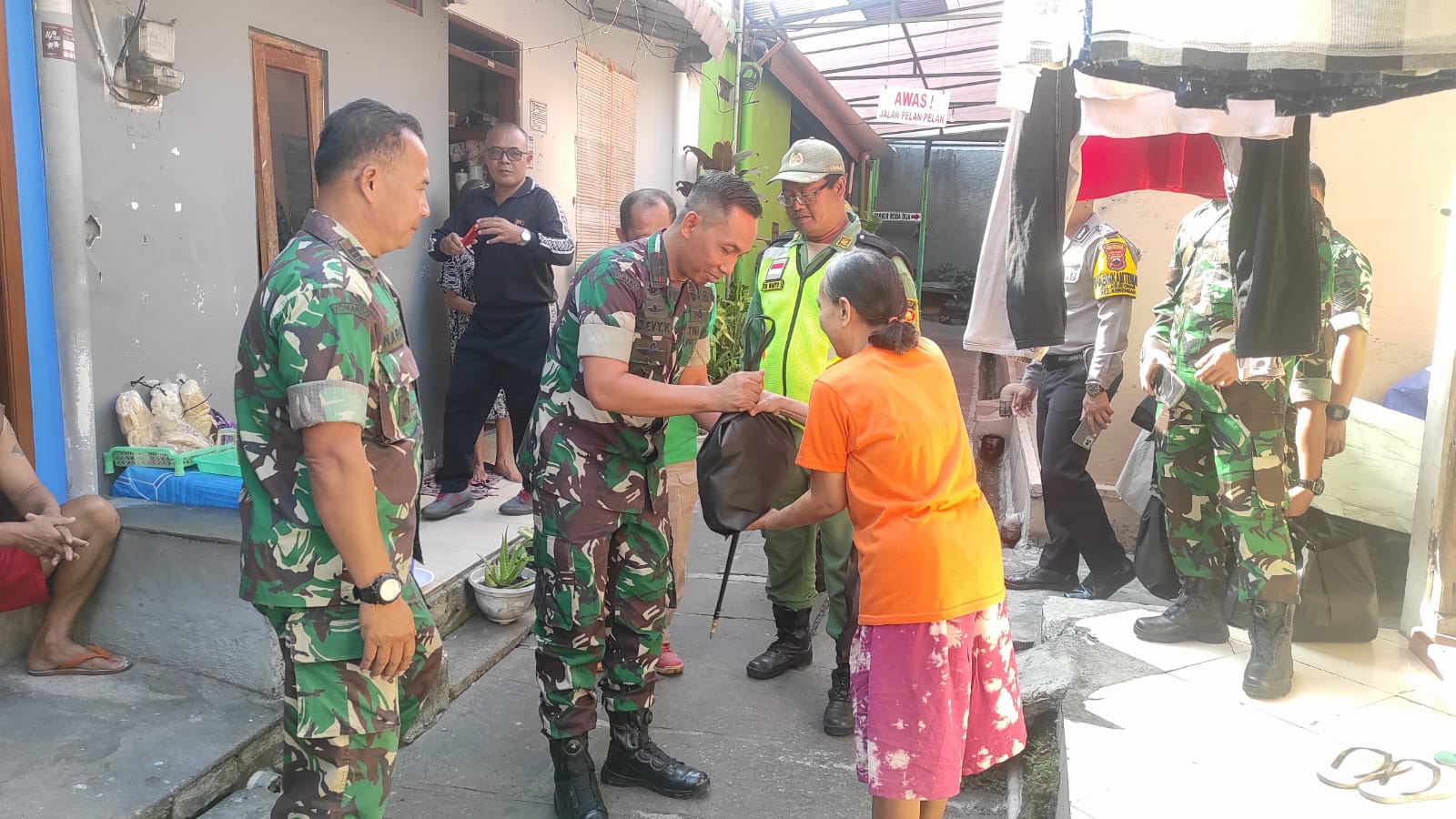 Jum'at Berkah, Dandim Solo Door To Door Bagikan Sembako ke Warga Kratonan.