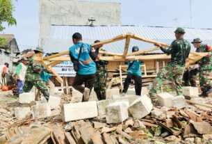 Kemanunggalan TNI-Rakyat, Babinsa Sumberrejo Bojonegoro bantu bangun Rumah Warga