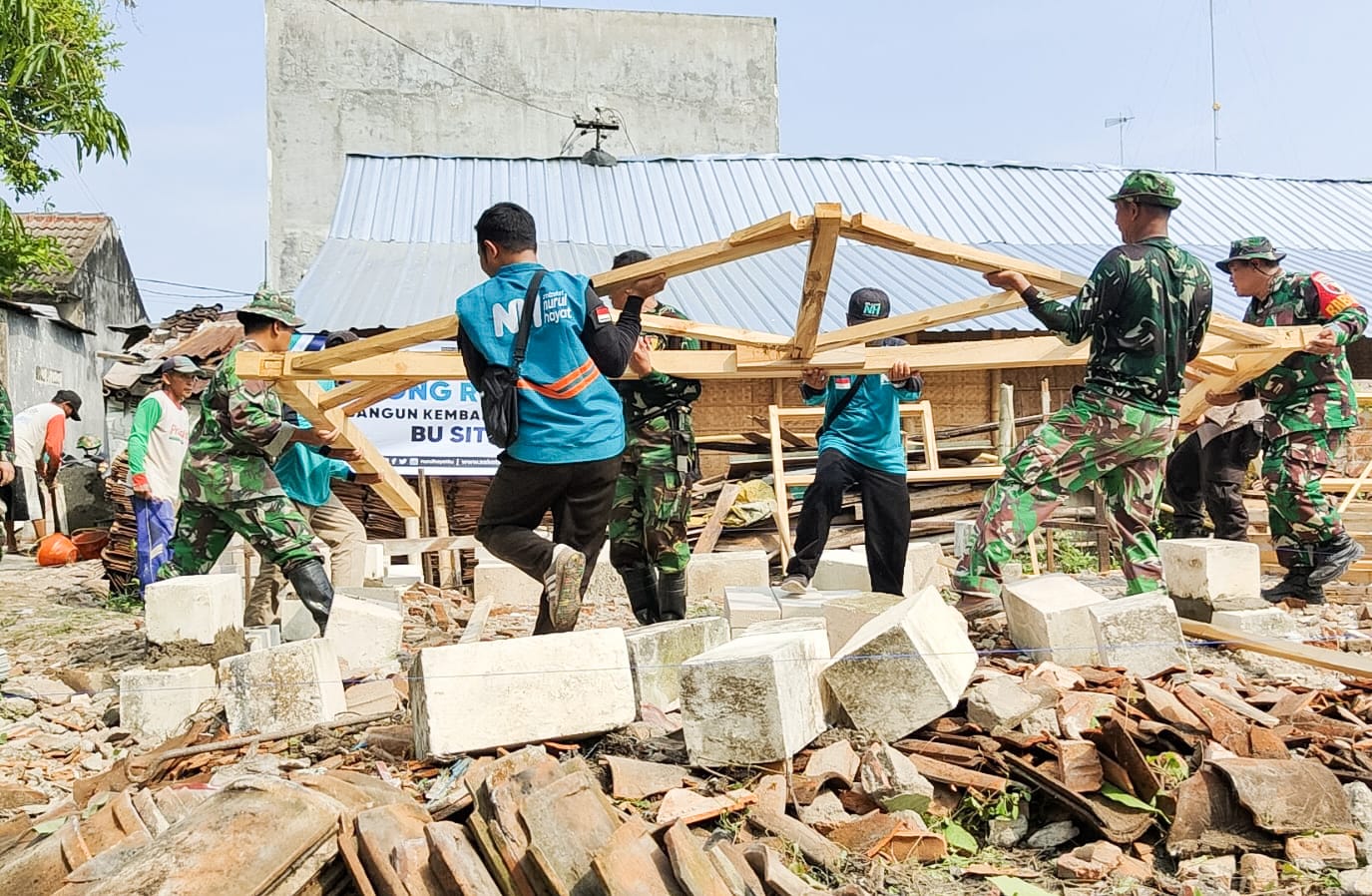 Kemanunggalan TNI-Rakyat, Babinsa Sumberrejo Bojonegoro bantu bangun Rumah Warga