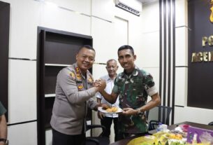 Kemesraan TNI - Polri Pada Saat Pemberian Surprise Ulang Tahun Kapolres Aceh Barat Yang Ke - 43 Tahun