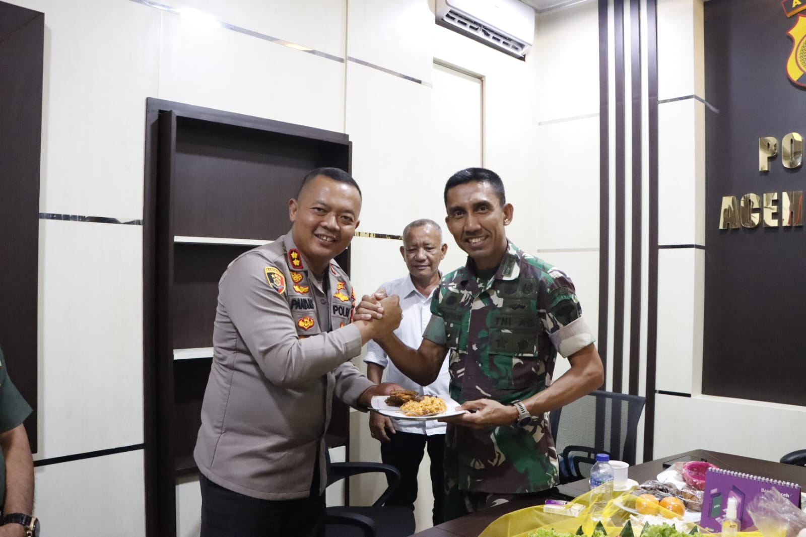 Kemesraan TNI - Polri Pada Saat Pemberian Surprise Ulang Tahun Kapolres Aceh Barat Yang Ke - 43 Tahun