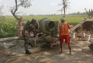 Kobarkan Semangat Gotong Royong, Babinsa Bantu Masyarakat Cor Jalan