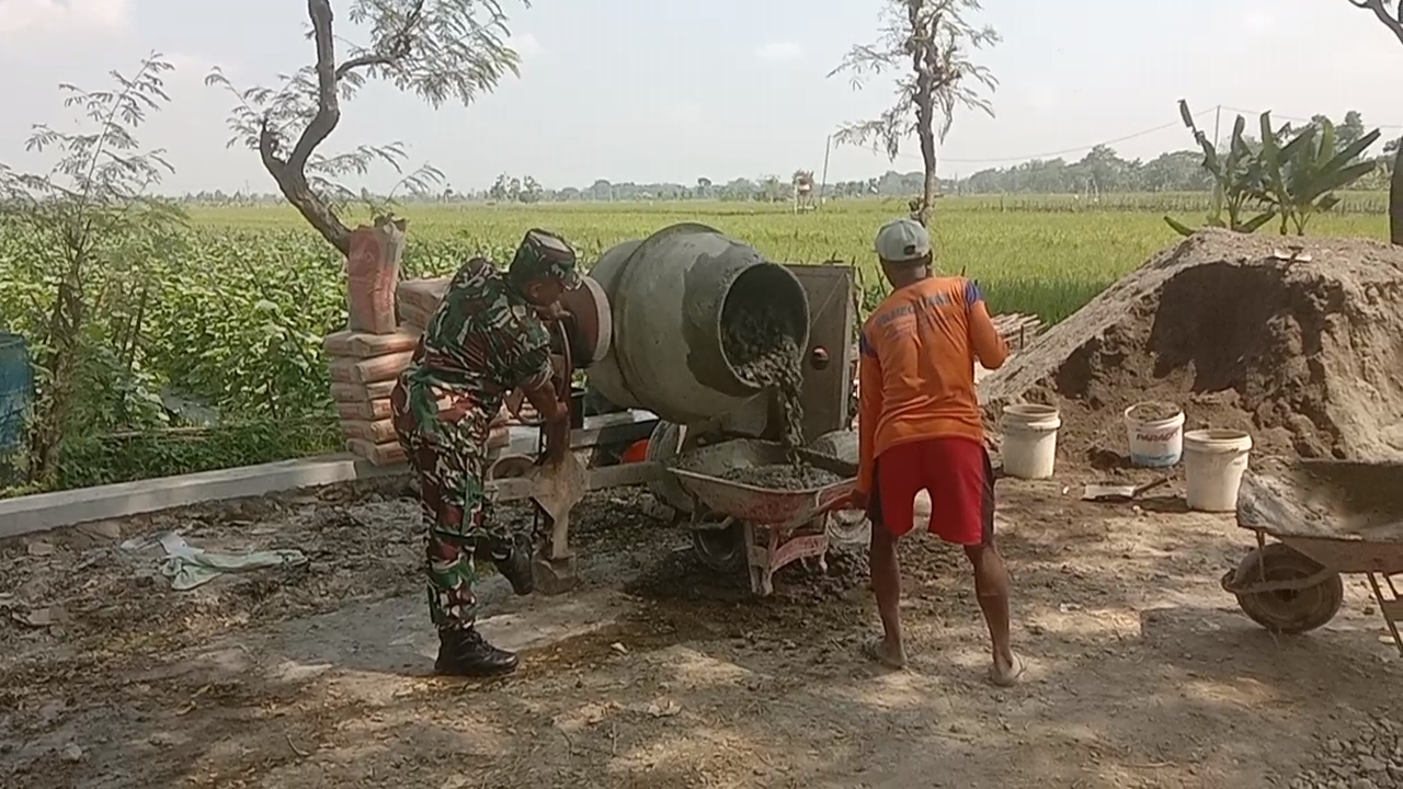 Kobarkan Semangat Gotong Royong, Babinsa Bantu Masyarakat Cor Jalan