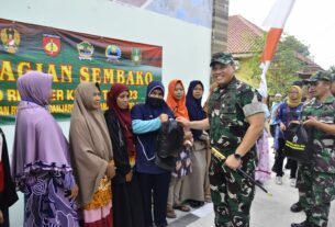 Kunjungi TMMD Reguler Ke-116 Kodim 0735/Surakarta, Danpusterad Berikan Bantuan Sembako Kepada Warga