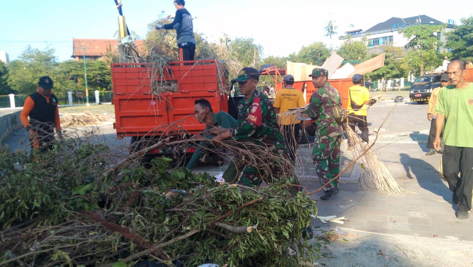 Lapangan Pamedan Puro Mangkunegaran Jadi Sasaran Kerja Bakti Babinsa Keprabon Bersama Warga