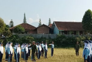 Latih Kekompakan Dan Tanamkan Kedisiplinan, Anggota Koramil 21/Bulukerto Latih PBB Pelajar SMP N1