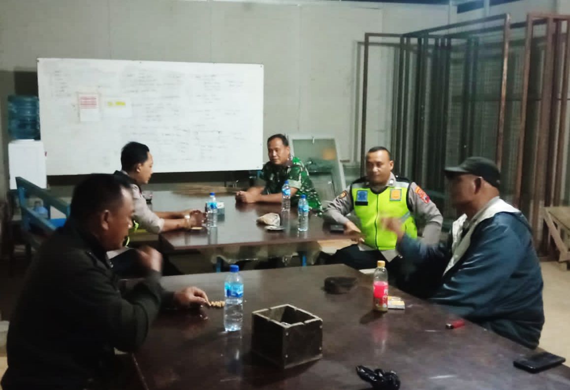 Lebih Dekat Dengan Warga, Selain Patroli TNI-Polri Di Giriwoyo Juga Sempatkan Komsos