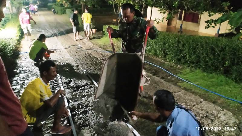 Malam Hari, Tak Menyurutkan Semangat Babinsa Laksanakan Karya Bakti Bersama Warga